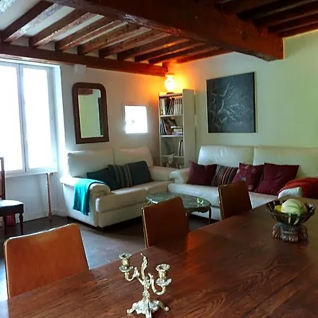 לינה וארוחת בוקר Maison Bergoun 3*